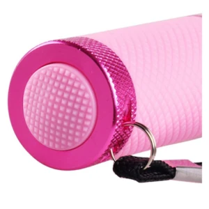 Mini linterna LED UV rosa, con botón texturizado y argolla para llavero.