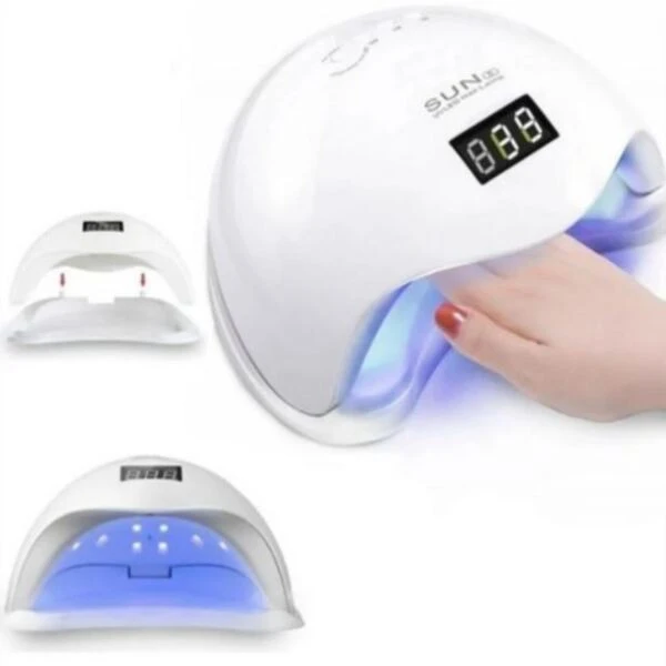 Lámpara UV LED blanca de 48W para uñas con pantalla digital, base removible y luz interna azul, mostrando su uso en una mano durante el secado.