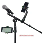 Micrófono con soporte para celular verde en atril, ideal para músicos.