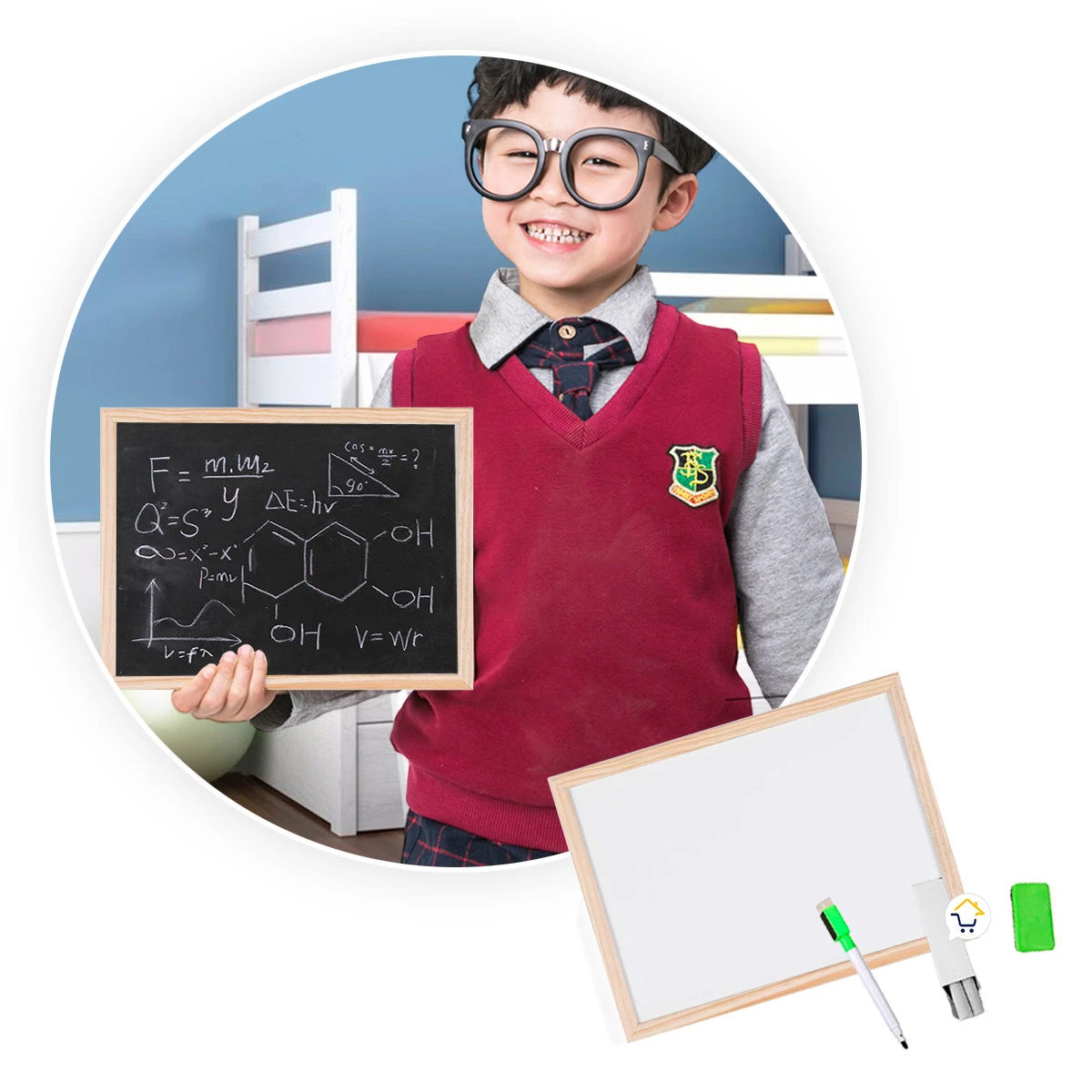 Niño con gafas sostiene tablero doble cara didáctico con fórmulas, otro tablero blanco con marcador y borrador al lado.
