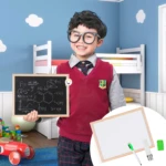 Niño con gafas sonríe, sostiene tablero de ciencias y muestra pizarra blanca con marcadores.