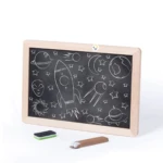 Tablero didáctico de madera con dibujos espaciales a tiza, incluye borrador y tizas.