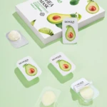 Caja de mascarillas de aguacate BIOAQUA, con cápsulas individuales y diseño de aguacate en empaques.