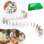 Juego de dominó blanco con puntos negros, caja verde, hombres jugando en mesa de madera.