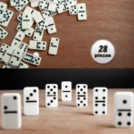 Juego de dominó blanco con puntos negros, piezas apiladas y en fila, 28 piezas.