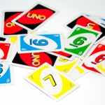 Cartas de juego Uno clásico de colores rojo, azul, verde y amarillo con números.