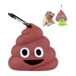 Dispensador de bolsas para popó de mascota en forma de emoji café, con carita sonriente y mosquetón.