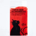 Bolsa roja de malla para grooming de mascotas con silueta negra de gato y texto en chino e inglés.