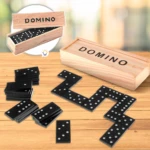 Mini dominó de madera con 28 fichas negras y caja de almacenamiento, ideal para juegos de mesa.