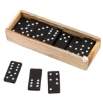 Mini dominó de madera con puntos blancos en caja, varios juegos fuera de la caja.