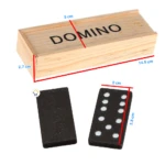 Caja de madera para dominó con dos fichas, medidas 14.5x5x2.7 cm.