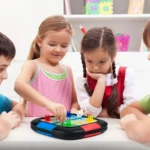 Niños jugando juego de mesa familiar con fichas de colores y tablero cuadriculado.
