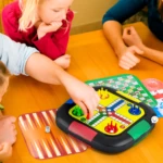 Familia jugando Juego de Mesa 7 en 1 Ls20 en mesa de madera, se ve juego de Ludo y parchís.
