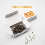 Anzuelos de pesca dorados Nro 4, 100 unidades en caja blanca abierta con detalle de etiqueta.