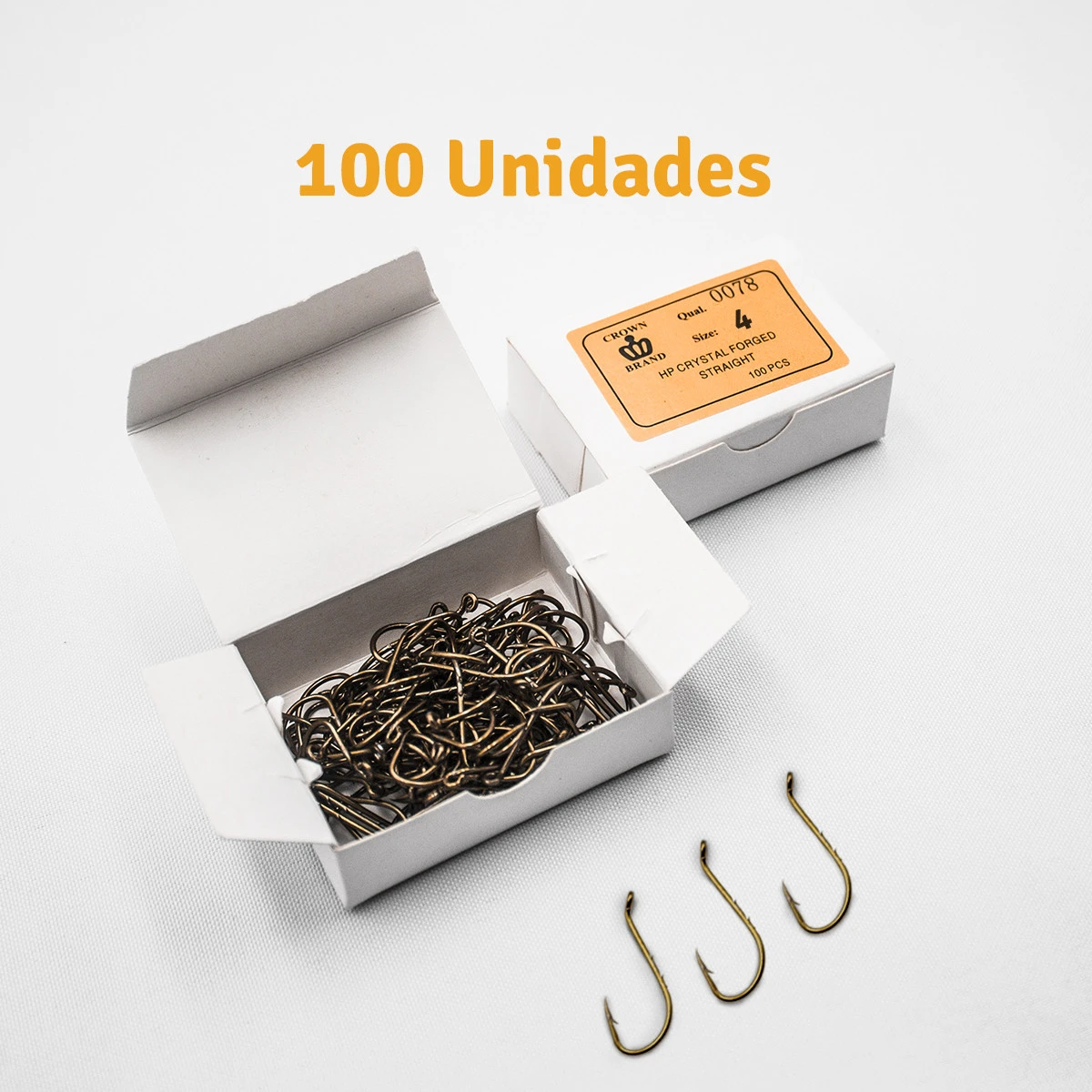 Anzuelos de pesca dorados Nro 4, 100 unidades en caja blanca abierta con detalle de etiqueta.