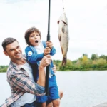 Anzuelo de pesca número 4 para pesca deportiva, con padre e hijo pescando.