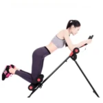 Mujer haciendo ejercicio de abdomen en máquina Ab Vertical plegable, estructura negra con soportes rojos, fondo blanco.