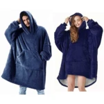 Manta térmica extragrande azul marino, de franela suave, con capucha y bolsillo canguro, mostrada por hombre y mujer.