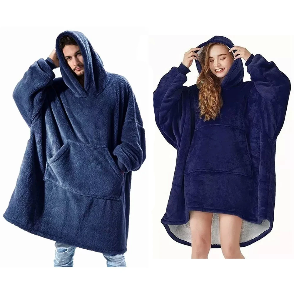 Manta térmica extragrande azul marino, de franela suave, con capucha y bolsillo canguro, mostrada por hombre y mujer.