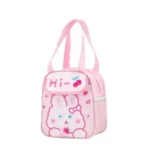 Lonchera térmica rosa con diseño de conejo y cerezas, ideal para niños.