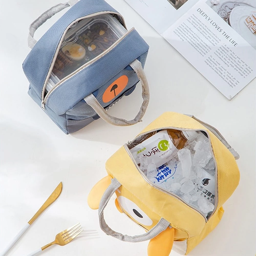 Lonchera térmica amarilla con cara de personaje y orejas. Contiene hielo y bebidas.