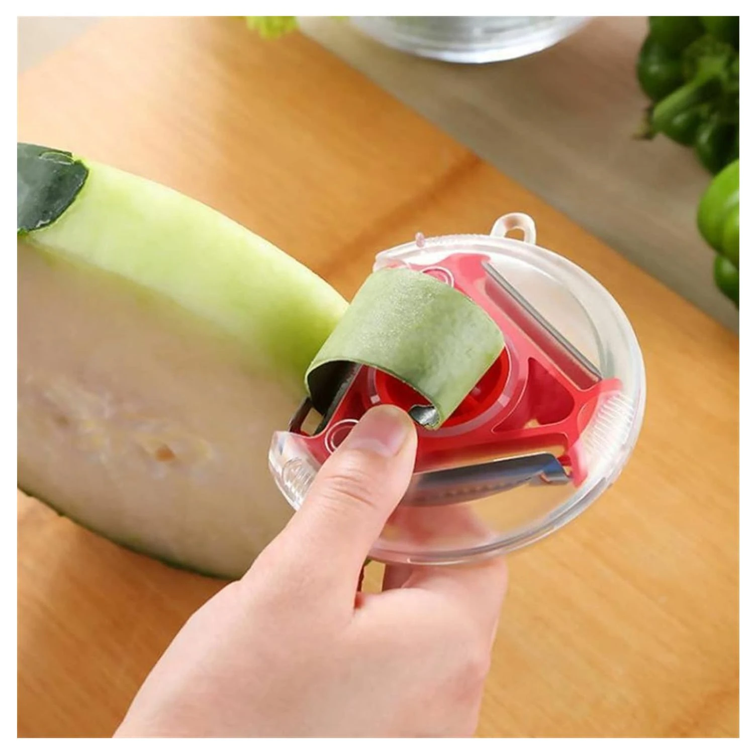 Rebanador multifuncional con hoja giratoria pelando calabacín sobre tabla de madera.
