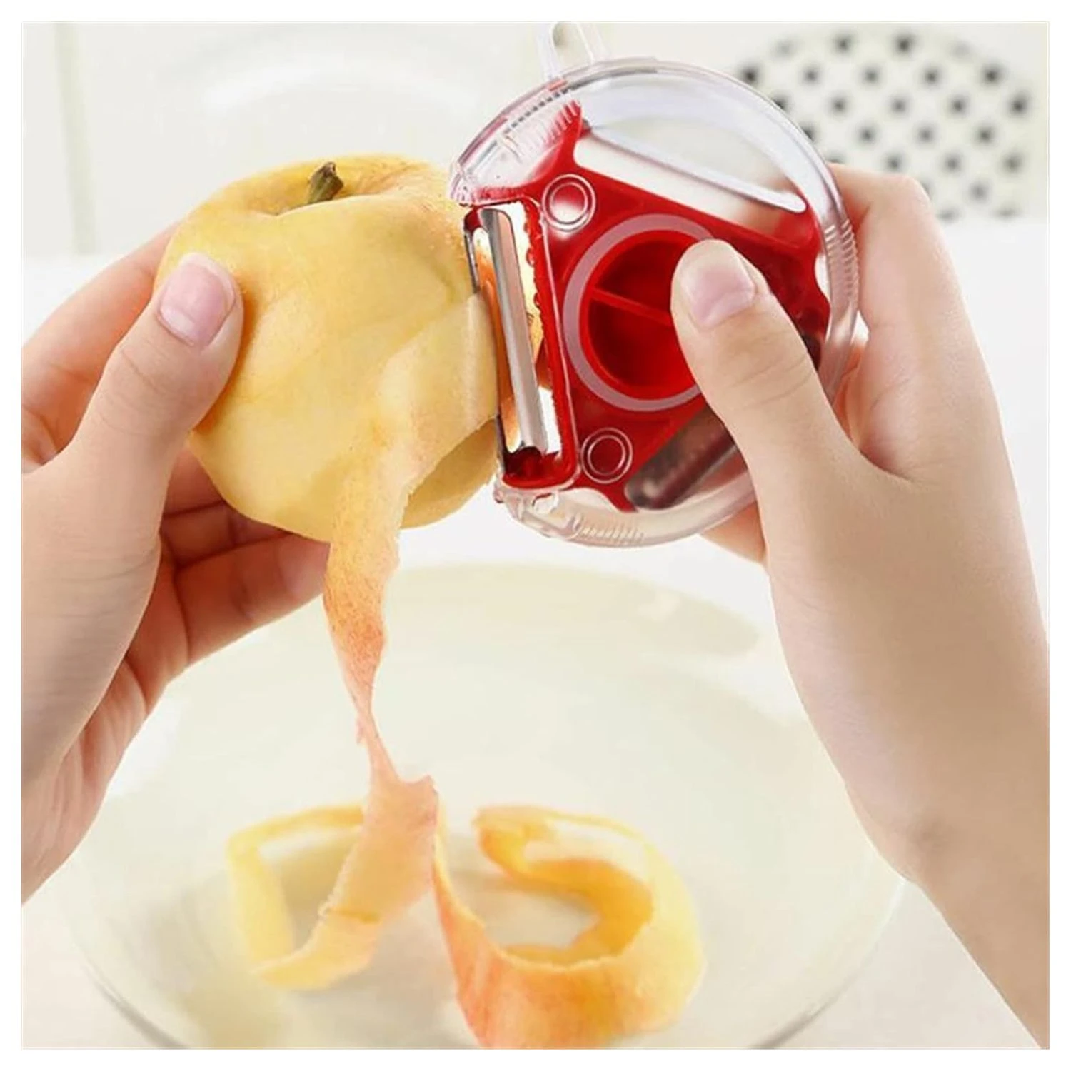 Rebanador multifuncional 3 en 1 pelando una manzana amarilla con cáscara en espiral.