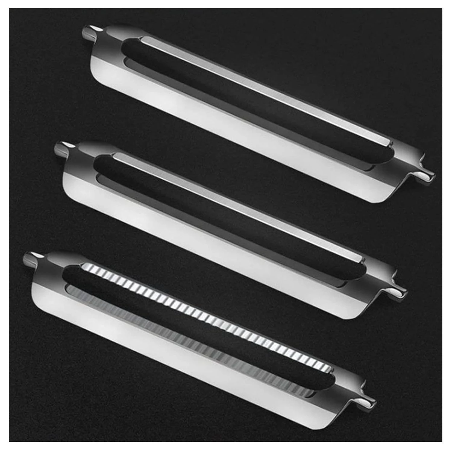 Rebanadores metálicos 3 en 1: dos lisos y uno dentado para pelar y rallar.