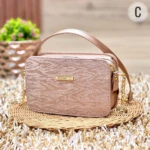 Bolso dama tipo caja Cardinale color rosa palo con textura cebra sutil, herrajes dorados y correa mixta.