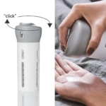 Dispensador 4 divisiones con botón selector y dosificador líquido en mano.