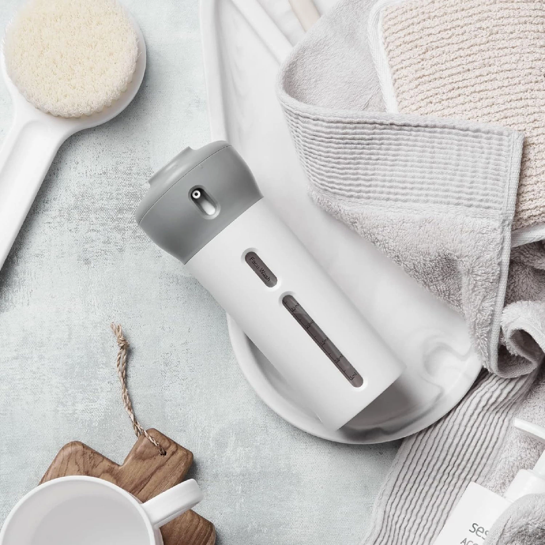 Dispensador blanco y gris de 4 divisiones para líquidos, ideal para viaje, con ventana medidora.