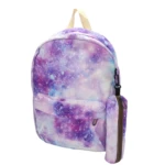 Morral escolar juvenil morado con estampado galaxia y nebulosas, con bolsillo frontal y estuche cilíndrico colgante.