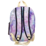 Vista trasera de morral infantil con estampado de galaxia morada y azul, tirantes negros y beige ajustables.