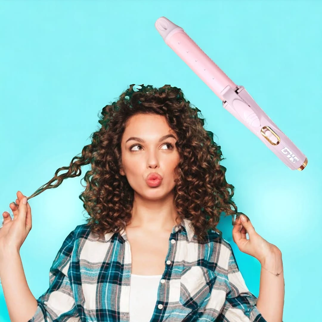 Mujer con cabello rizado sostiene una sección de su pelo junto a un rizador y alisador profesional 2 en 1 de color rosado con detalles en tono dorado.