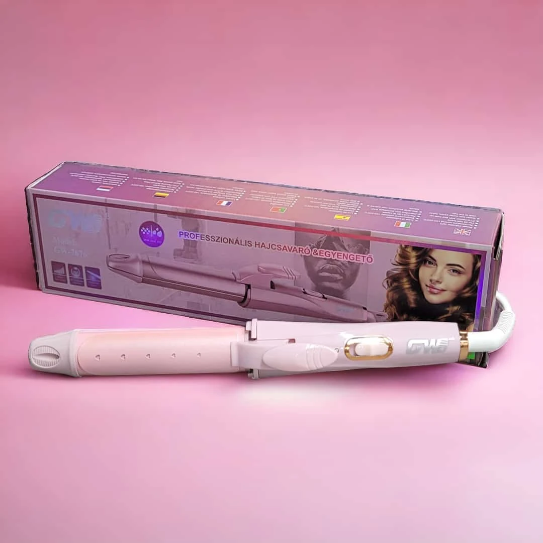 Rizador y alisador de cabello 2 en 1 profesional, color rosa claro, posado frente a su caja de empaque sobre una superficie rosada.