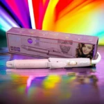 Rizador y alisador de cabello 2 en 1 modelo GW-7676, color rosa pálido, sobre su caja original con detalles técnicos frente a un fondo colorido brillante.