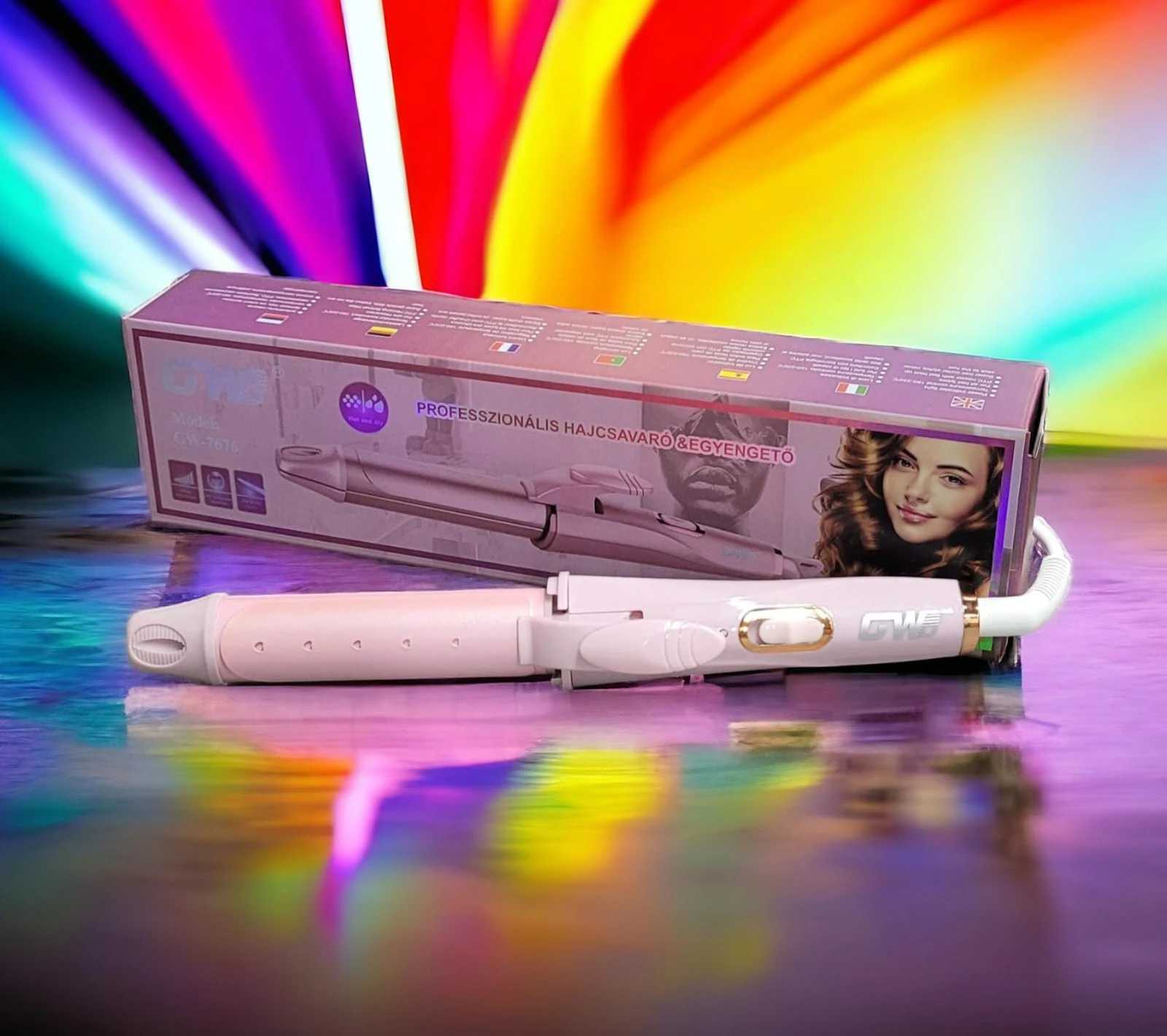 Rizador y alisador de cabello 2 en 1 modelo GW-7676, color rosa pálido, sobre su caja original con detalles técnicos frente a un fondo colorido brillante.