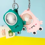 Llaveros mini ventilador portátil con diseño de rana, uno verde y otro rosa.