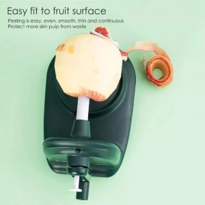 Pelador de manzanas verde en uso, mostrando una manzana pelándose y una espiral de cáscara.