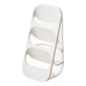 Organizador de cubiertos vertical con tres compartimentos escalonados, diseño de base transparente y frente curvo en plástico blanco.