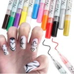 Set de bolígrafos para diseño de uñas con punta fina y diversos colores, mostrando una mano con arte lineal en las uñas y trazos de prueba sobre fondo.