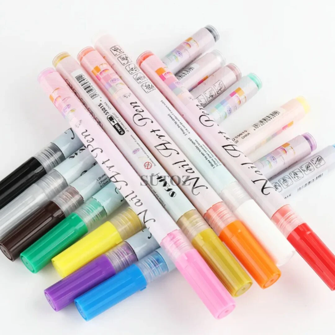 Bolígrafos para arte en uñas de punta fina 0.7mm, presentados en set de diversos colores con acabados vibrantes para diseños detallados sobre las uñas.