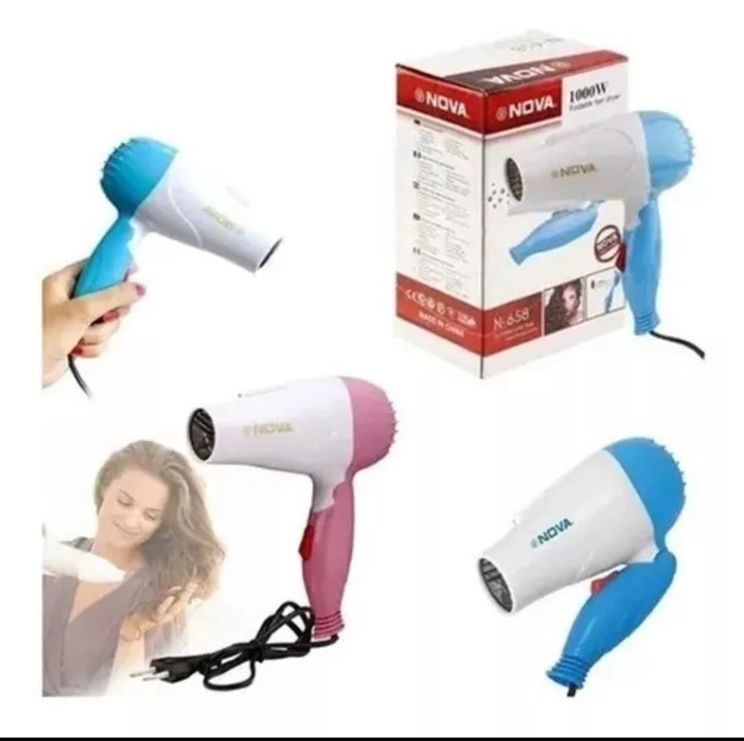 Mini secadoras Nova 1000W, modelos portátiles blanco/azul y blanco/rosado, con caja de empaque y una mujer usándola.