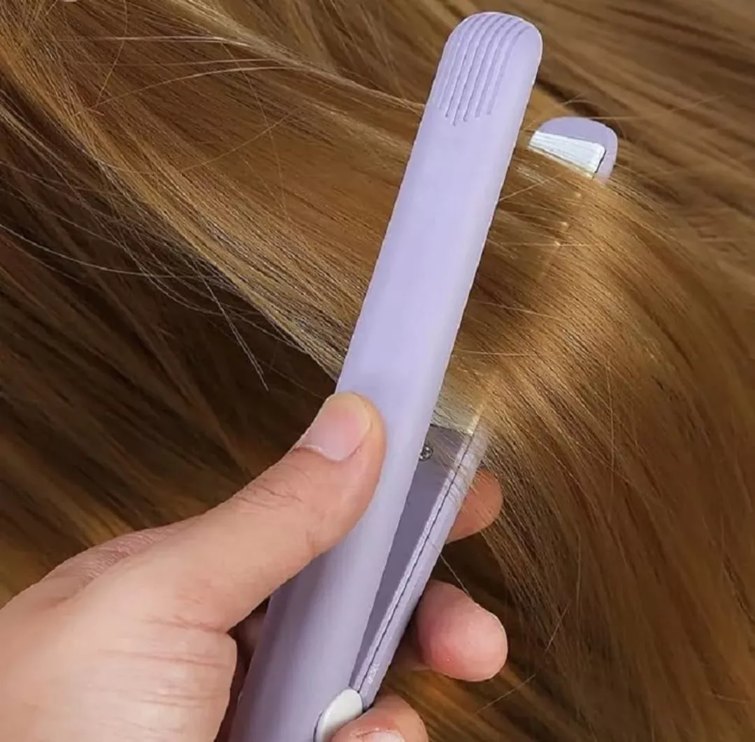 Mini plancha para cabello morada, usada para alisar mechón rubio.