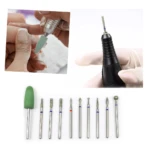 Kit de 10 brocas para torno de uñas con puntas de diamante y una de silicona verde, incluye muestras de uso profesional para manicura detallada.