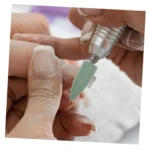 Broca de pulido verde en forma cónica para torno de uñas, utilizada para el limado preciso y suavizado de cutículas en una manicura profesional.