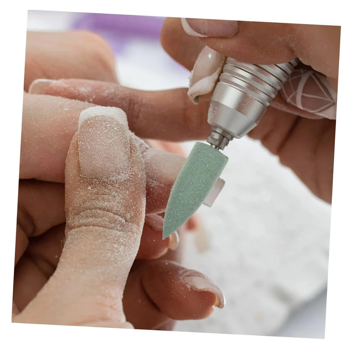 Broca de pulido verde en forma cónica para torno de uñas, utilizada para el limado preciso y suavizado de cutículas en una manicura profesional.