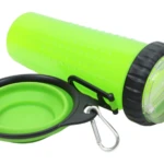 Termo verde neón para mascotas con puntos texturizados y bebedero plegable de silicona con mosquetón.