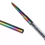 Pincel profesional para uñas con punta Kolinsky, cuerpo iridiscente, mango transparente relleno de cristales decorativos y tapa protectora metálica.