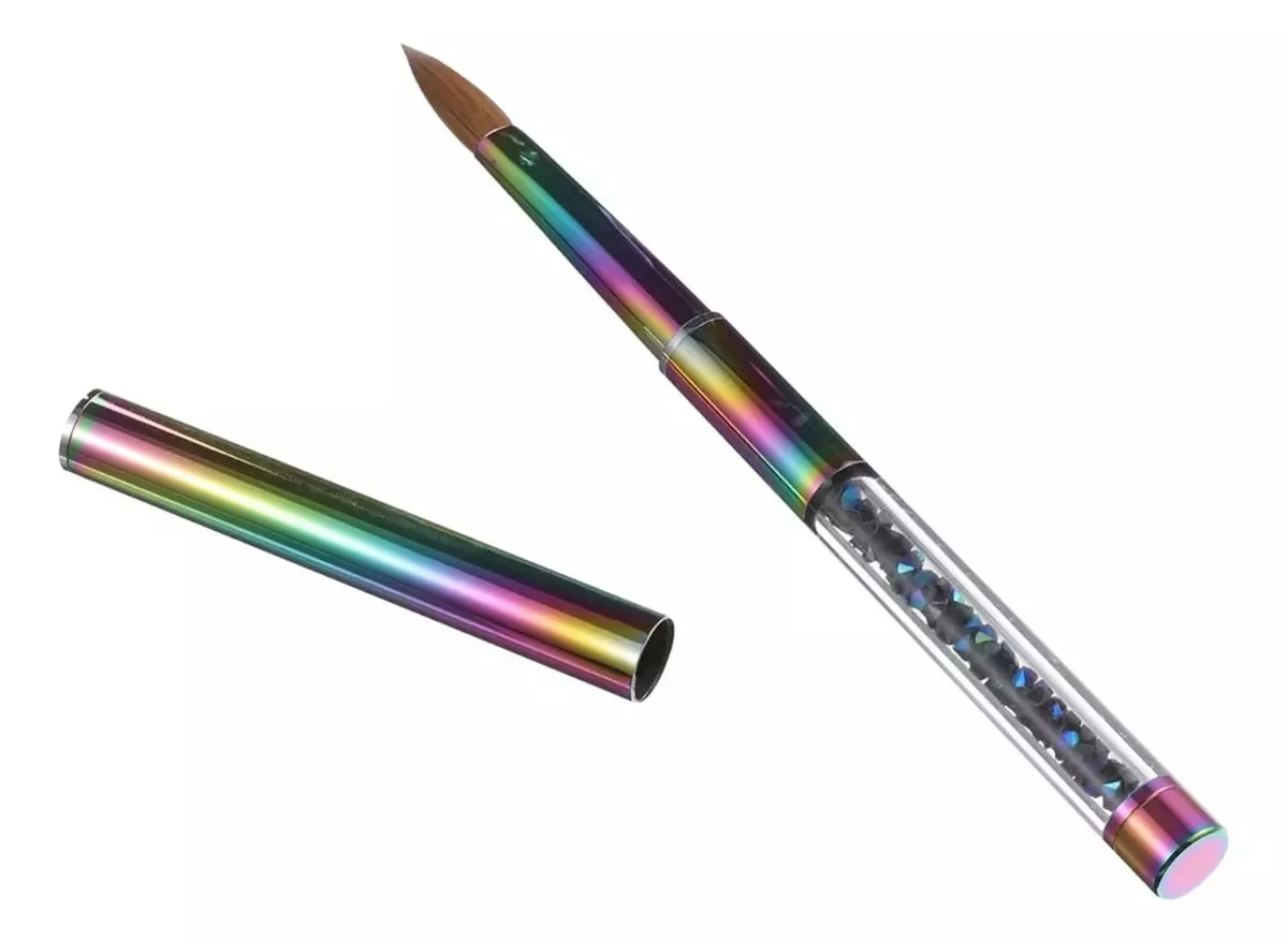 Pincel profesional para uñas con punta Kolinsky, cuerpo iridiscente, mango transparente relleno de cristales decorativos y tapa protectora metálica.